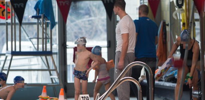 Mikołaj Roznerski trenuje syna na pływalni
