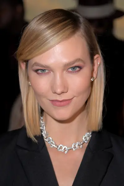 Włosy do ramion / Karlie Kloss / Michael Loccisano / GettyImages 