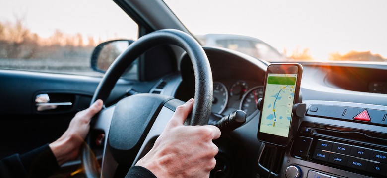 Google Maps a Waze. Jakie są różnice w nawigacji na telefon tego samego producenta?