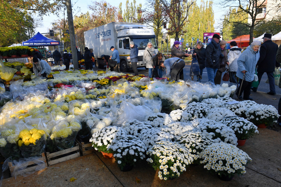 Sprzedaż kwiatów przed Cmentarzem Centralnym w Szczecinie