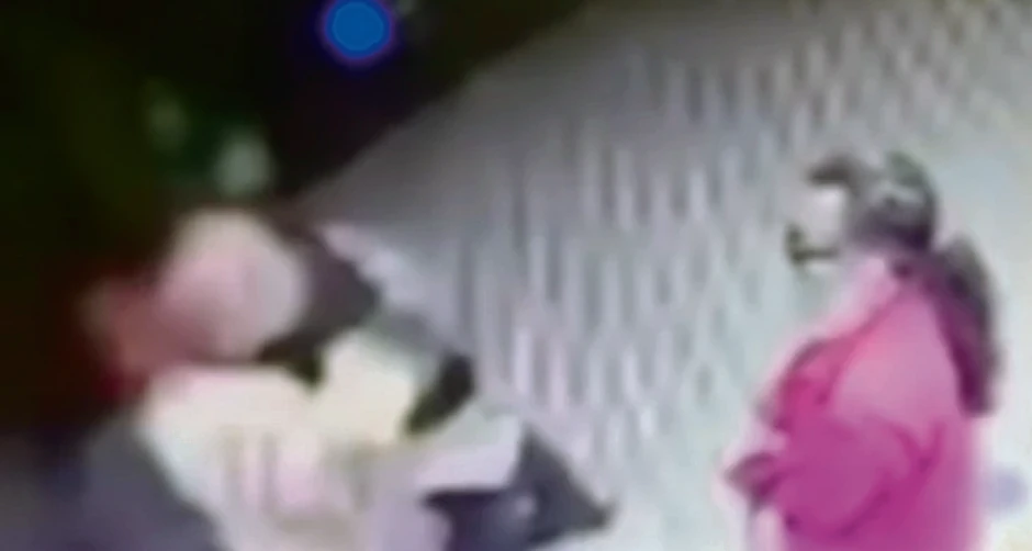 Na snimku sa sigurnosnih kamera vidi se kako radnik iz obezbeđenja prilazi ženi i brutalno je udara glavom, nakon čega ona pada na asfalt ispred prodavnice