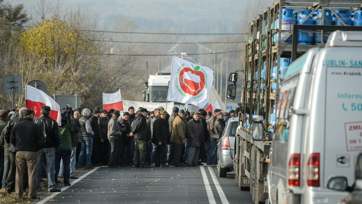 Kilkuset sadowników protestuje we wtorek w Annopolu (Lubelskie) na drodze krajowej nr 74 (Kielce- Kraśnik) blokując co jakiś czas przejazd tą trasą. Domagają się działań poprawiających sytuację na rynku owoców.