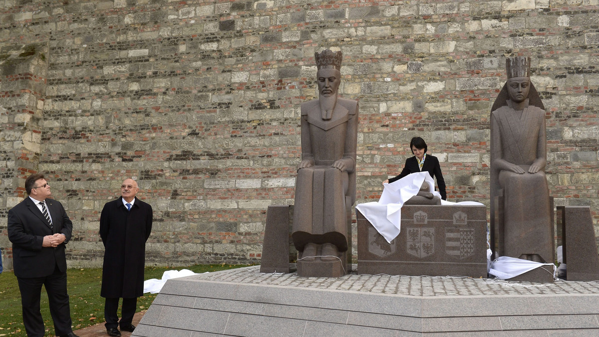 Pomnik polskich monarchów królowej Jadwigi i króla Władysława Jagiełły odsłonięto w Budapeszcie na marginesie rozpoczętego tego dnia spotkania ministrów spraw zagranicznych Grupy Wyszehradzkiej.