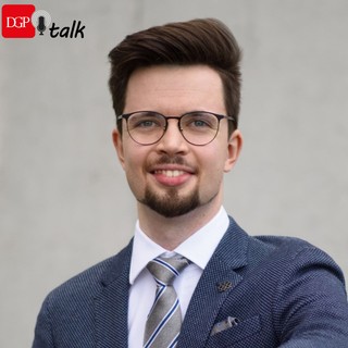 Piotr Walter: Używamy sitodruku, który jest wykorzystywany w wysokoseryjnej produkcji koszulek. […]. Zamiast nadruku na koszulkach drukujemy na opatrunku, a naszymi wzorami są sensory. [PODCAST]