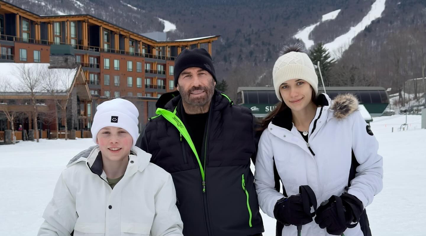Herec John Travolta s dcérou Ellou a synom Benom.