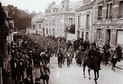 Niemieccy żołnierze maszerujący przez Châlons-en-Champagne we wschodniej Francji, wrzesień 1915 rok