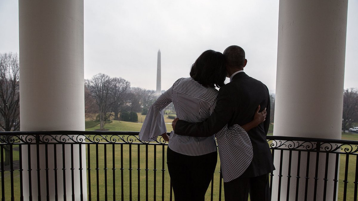 Na Twitterze Michelle Obamy pojawiło się zdjęcie, na którym para prezydencka, stojąc na balkonie Trumana, po ośmiu latach żegna się z Białym Domem. Fotografia i podpis zamieszczony przez odchodzącą Pierwszą Damę wywołało falę ciepłych komentarzy.