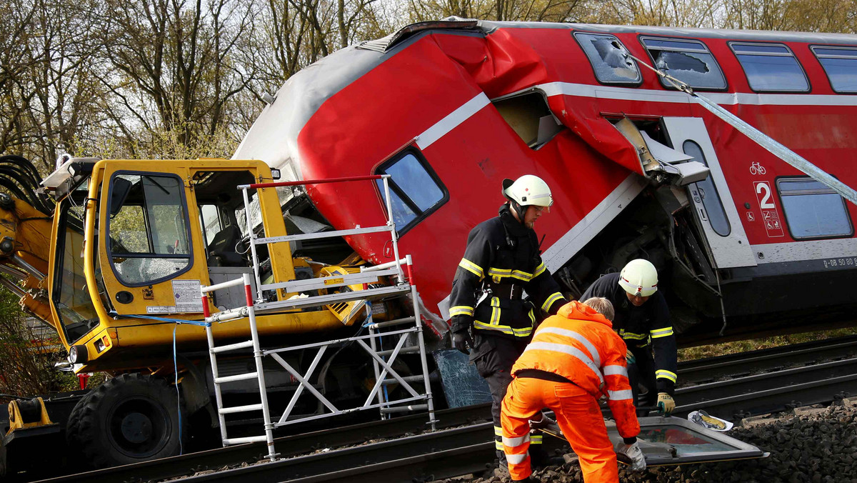 Trzy osoby nie żyją, a 13 jest rannych wskutek zderzenia niemieckiego pociągu regionalnego z koparką pracującą na torach, do którego doszło dziś wcześnie rano nieopodal miasta Offenbach - informuje BBC.