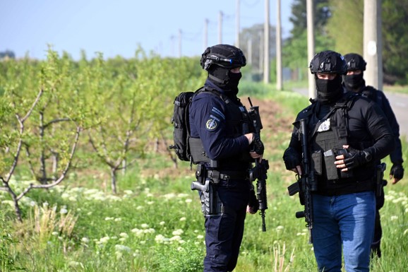 "IZAĐI AKO SMEŠ!" Pokosili mladića kolima ispred kuće u Grockoj, pa ga UNAKAZILI od batina: Žrtvu pronašla majka u lokvi krvi, a evo šta je sa osumnjičenima