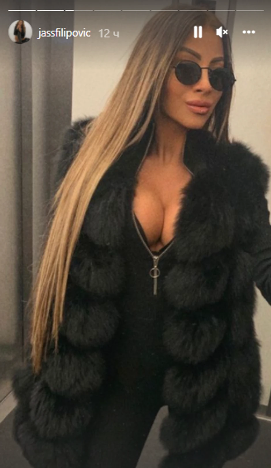 Jasmina u uskom kombinezonu