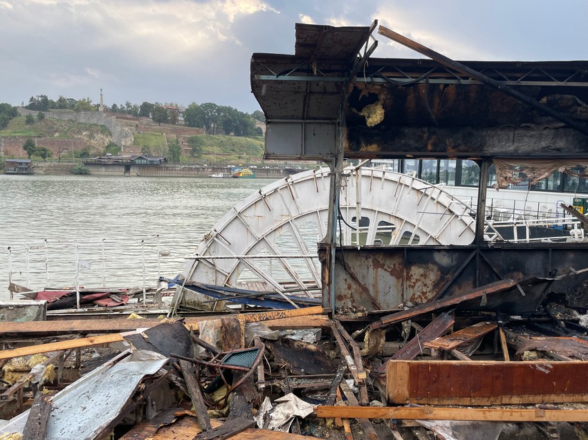 Požar na splavu kod ušća