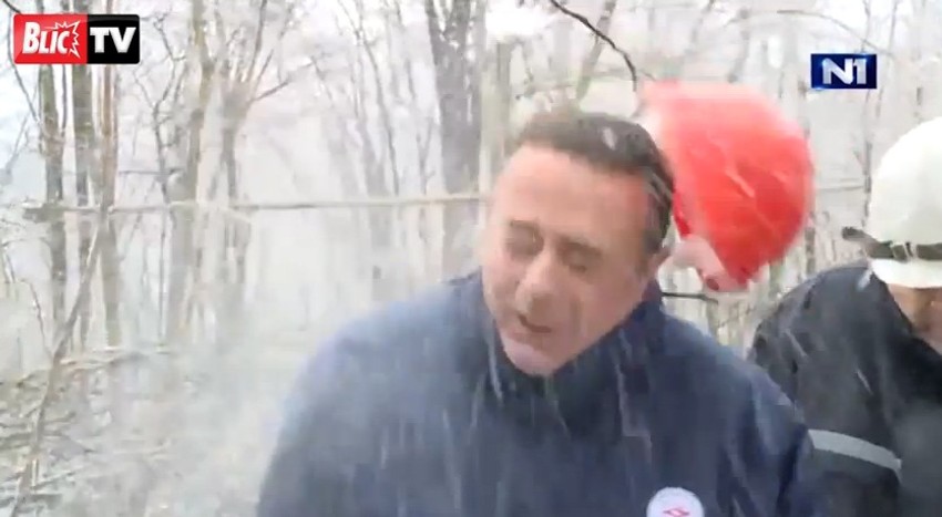 ... a onda mu je ledenica pala na glavu, koju je srećom zaštitito šlemom