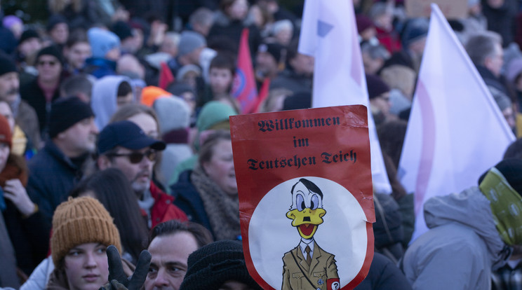 Több tízezren vonultat az utcára Németország-szerte a helyi jobboldali párt álláspontja ellen tiltakozva / Fotó: GettyImages