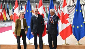 Ursula fon der Lajen, Mark Karni i Antonio Košta