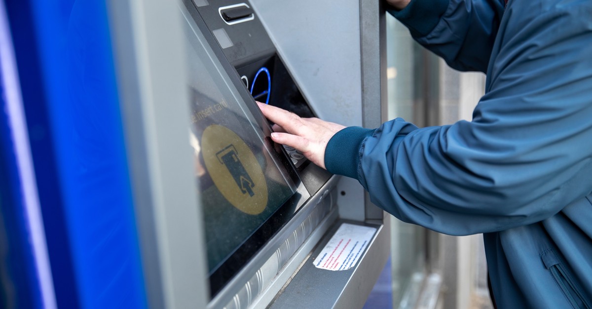 Trzeba wypłacać pieniądze z kont. Apelują o to... banki. To wezwanie ścina krew w żyłach?