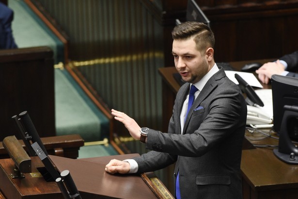 Komisja ma się składać z przewodniczącego (premier Beata Szydło powierzyła tę funkcję wiceministrowi sprawiedliwości Patrykowi Jakiemu) i ośmiu członków