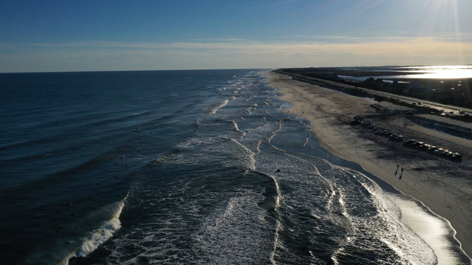 Popularna plaża Gilgo Beach na wyspie Long Island (Stany Zjednoczone) w rok zamieniła się w miejsce, które ludzie zaczęli omijać szerokim łukiem. Policja odnalazła bowiem w jej rejonie 11 ciał zamordowanych kobiet