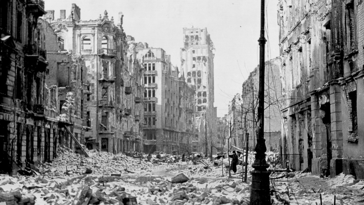 Widok od strony ul. Chmielnej na ruiny ul. Szpitalnej. Warszawa 1945 r.