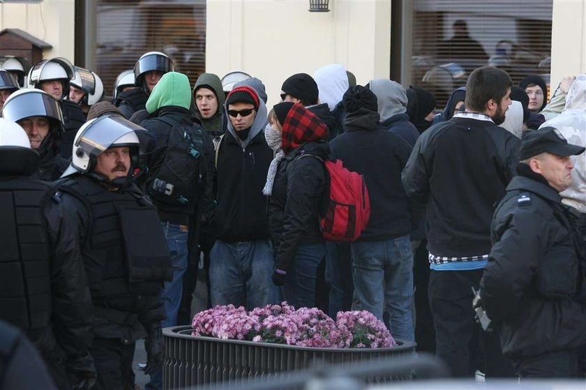 Premier ostro o anarchistach