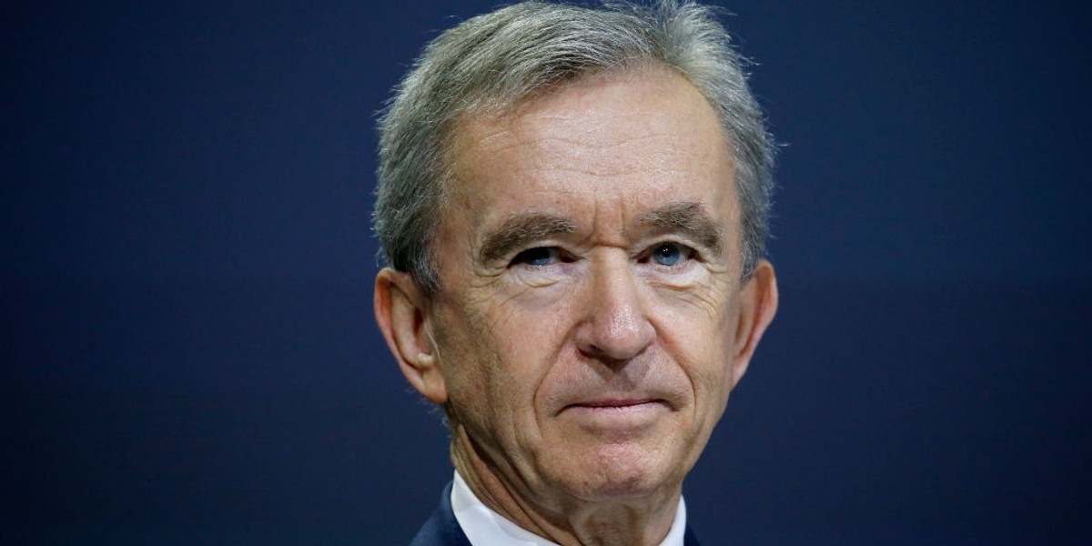 Bernard Arnault jest prezesem LVMH, grupy, w której skład wchodzą takie marki jak Dior, Louis Vuitton i Moet & Chandon. 19 czerwca 2019 roku został również centimiliaraderem - jego majątek przekroczył 100 miliardów dolarów.