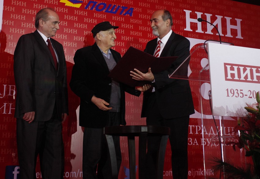 Milan Ćulibrk uručuje nagradu Filipu Davidu u prisustvu Milana Krkobabića na svečanosti u hotelu Hajat