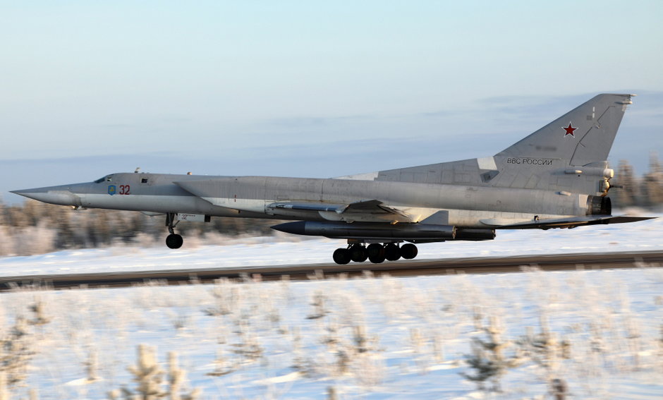Start bombowca Tu-22M3 z naddźwiękowymi pociskami Ch-22.