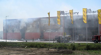 Drugi dzień trwa pożar marketu w Krośnie. "Dzieci płaczą i kaszlą"