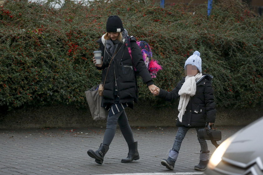 Joanna Koroniewska z córką w drodze do szkoły muzycznej