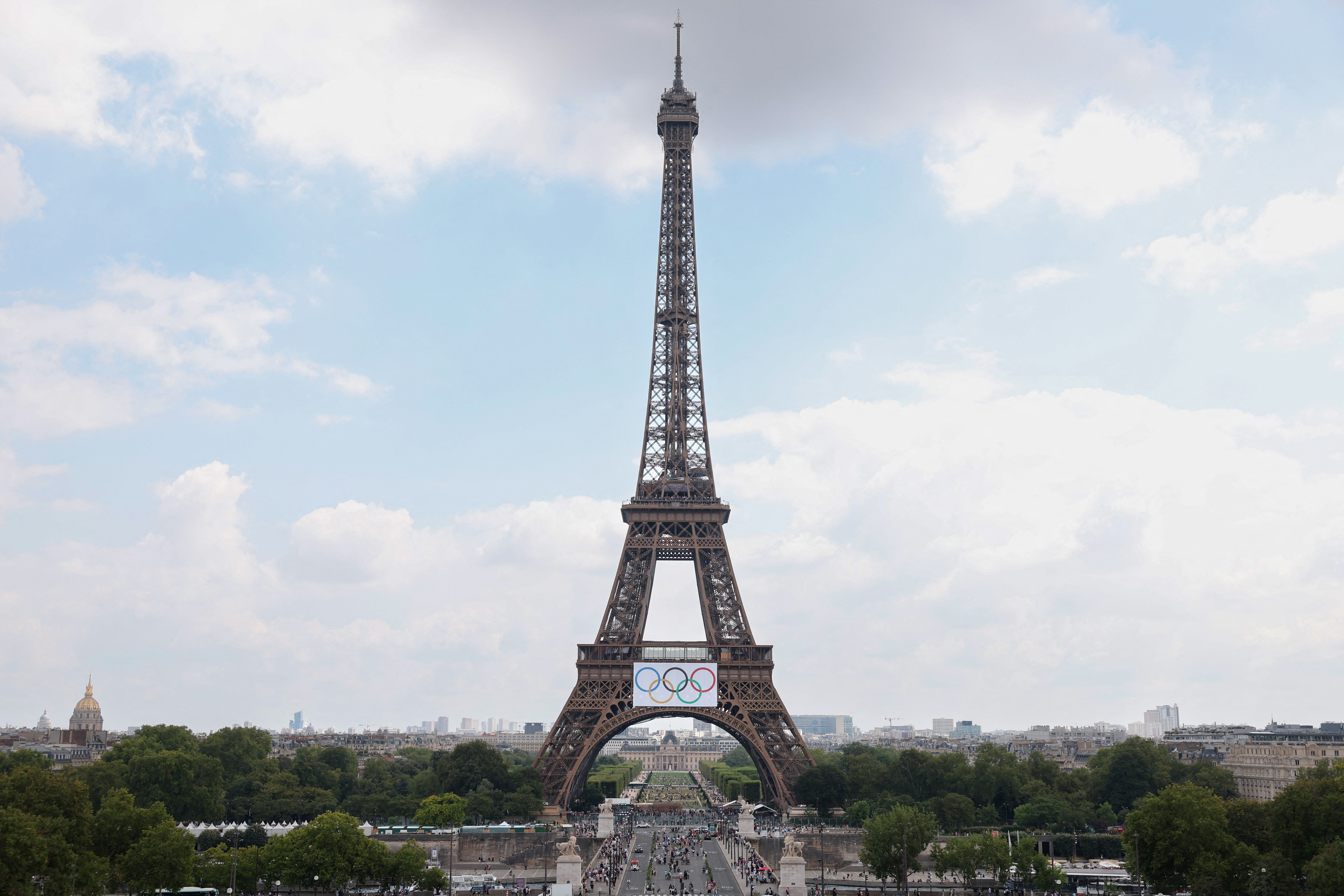 Parigi celebra anniversario Olimpiadi: parata sulla Senna