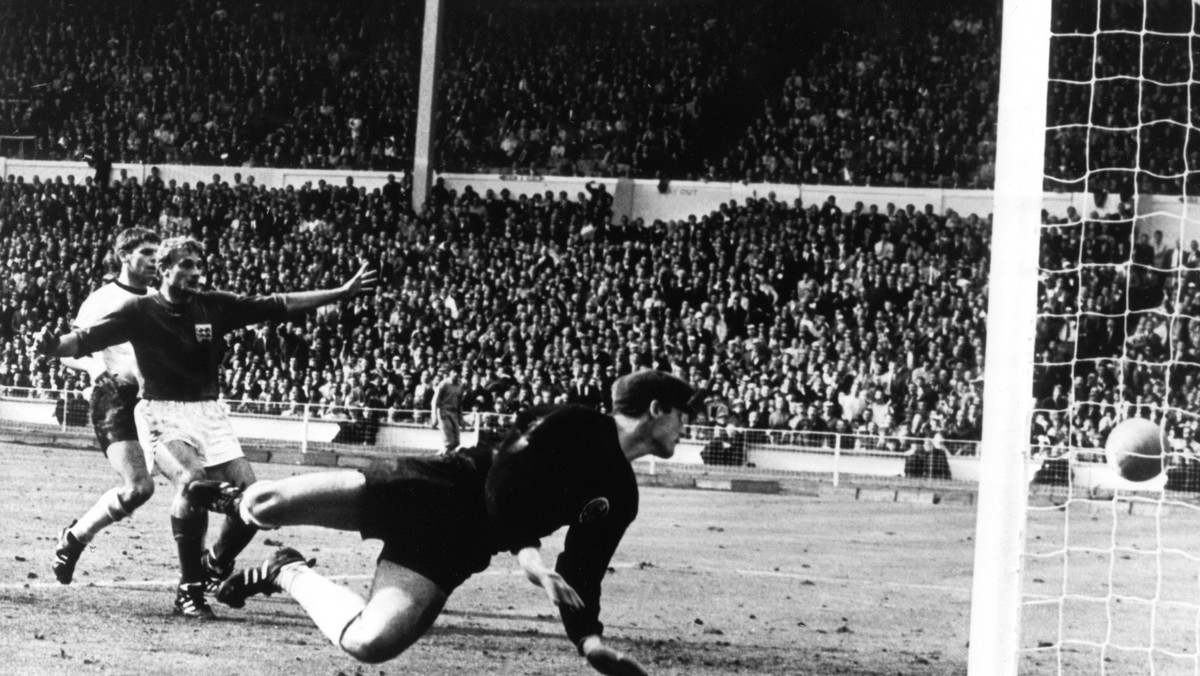 W 1966 roku "Ojczyzna futbolu", Anglia, otrzymała organizację turnieju finałowego mistrzostw świata. Gospodarze byli nie do pokonania. W finale wygrali po dogrywce 4:2 z RFN.