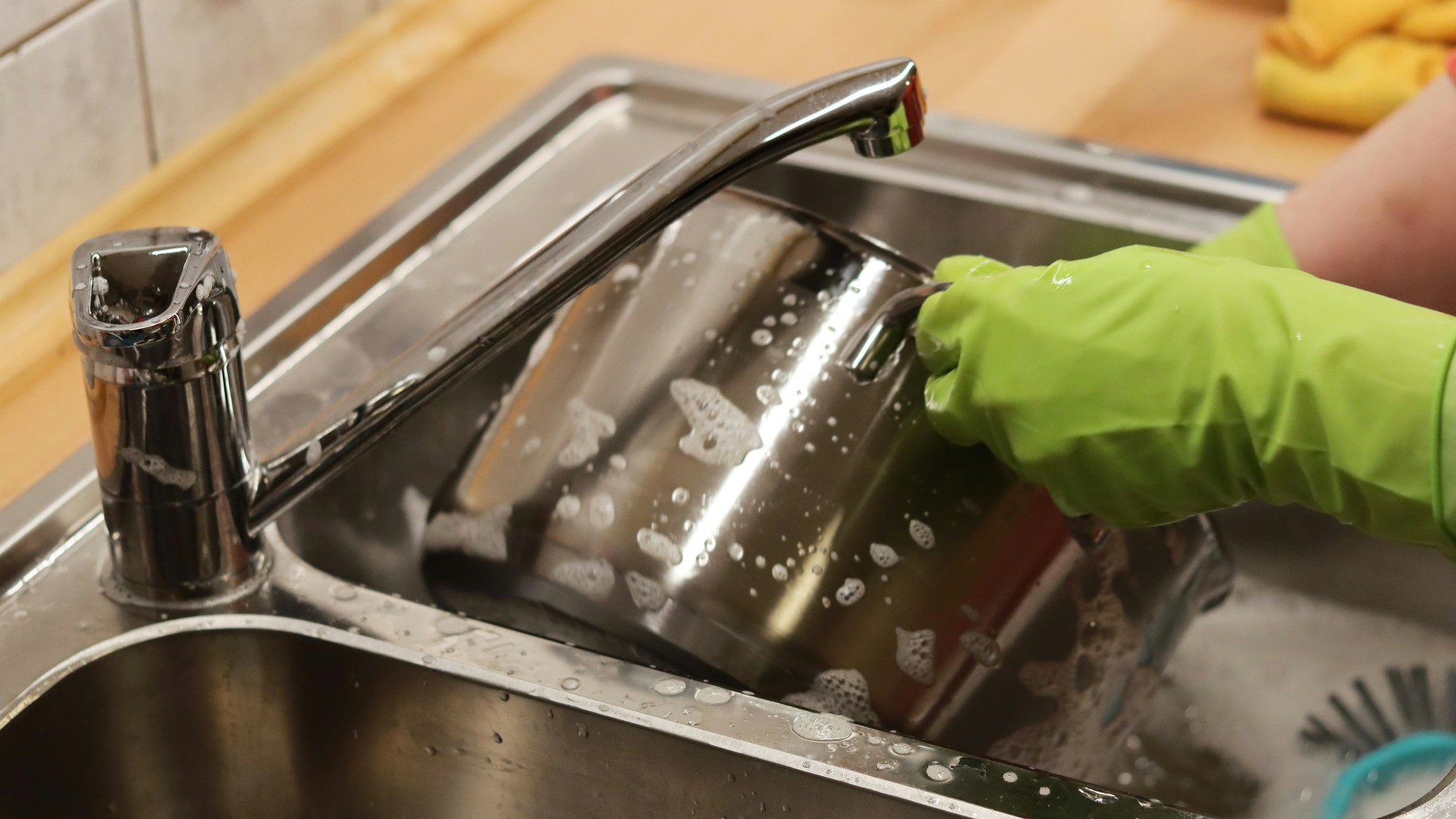 Pripálený hrniec dokáže potrápiť každého, no s jednoduchým domácim trikom sa ho zbavíte rýchlejšie, než by ste čakali.