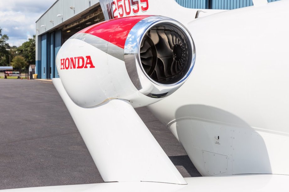 HondaJet ma dwa silniki odrzutowe GE/Honda HF120.