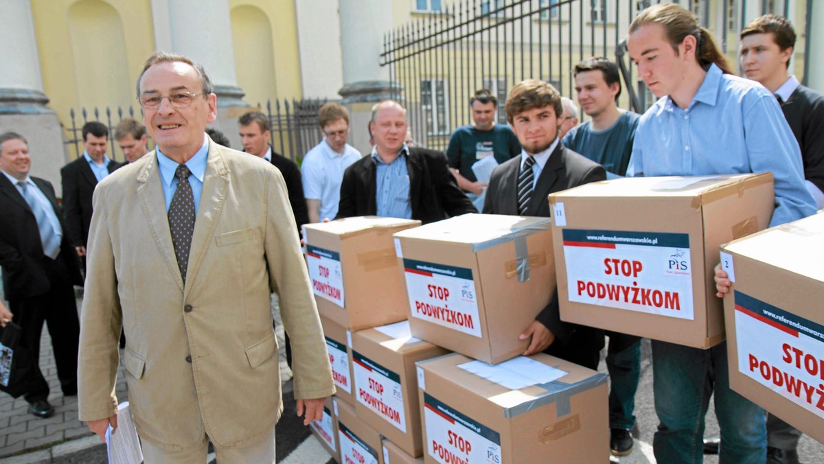 Blisko 40 tys. podpisów pod wnioskiem o referendum w sprawie prywatyzacji SPEC jest nieważnych. Takie są ustalenia komisji Rady Warszawy, która szczegółowo badała wniosek, z jakim wystąpiło Prawo i Sprawiedliwość - informuje tvnwarszawa.pl.