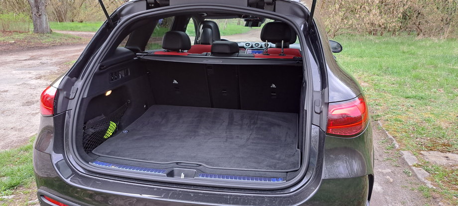 Mercedes GLC ma bardzo duży, 620-litrowy bagażnik. Nie brak w nim dodatkowych wnęk na drobiazgi, czy też haczyków na torby.