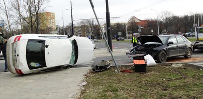 Wypadek na rondzie. Auto dachowało