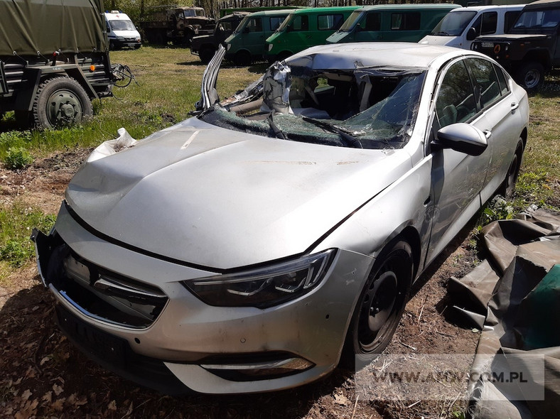 Uszkodzony Opel Insignia 2,0 125 KW (samochód po wypadku, bez drugiego kompletu kół) 2017 r., 5 tys. zł