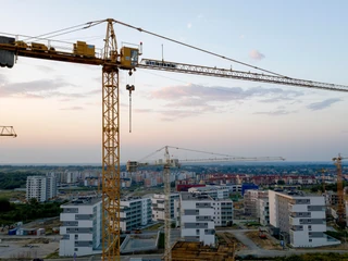 Gdy w marcu rozpoczął się lockdown robotnicy nie zeszli z placów budów. Dzięki temu wstrząs dla branży budowlanej był znacznie mniejszy