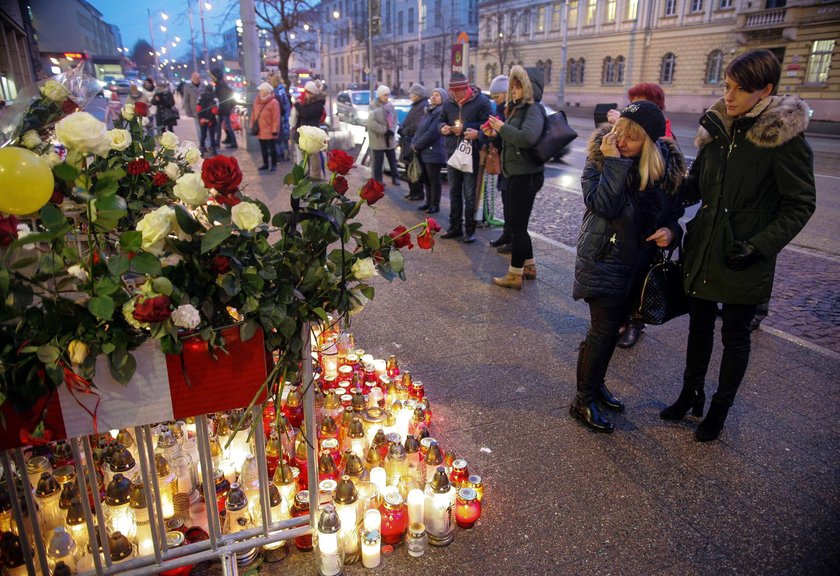 Polacy oddają hołd tragicznie zmarłemu prezydentowi. Poruszające zdjęcia