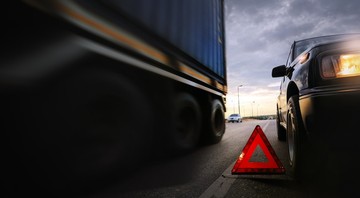 Óriási káoszt okozott egy kamionbaleset: nátrium-hidroxid ömlött ki az útra az M0-áson