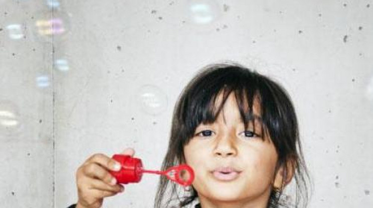 Így örül egy menekült kislány a magyar ajándéknak