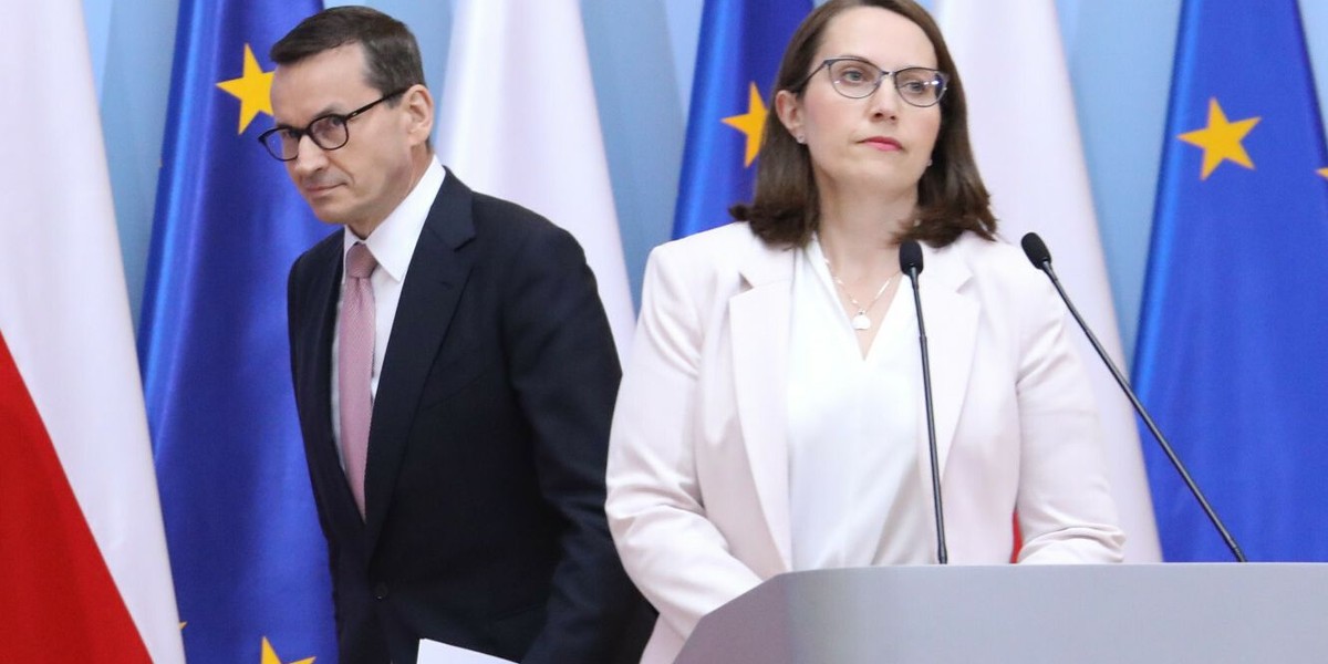 Mateusz Morawiecki i minister finansów Magdalena Rzeczkowska