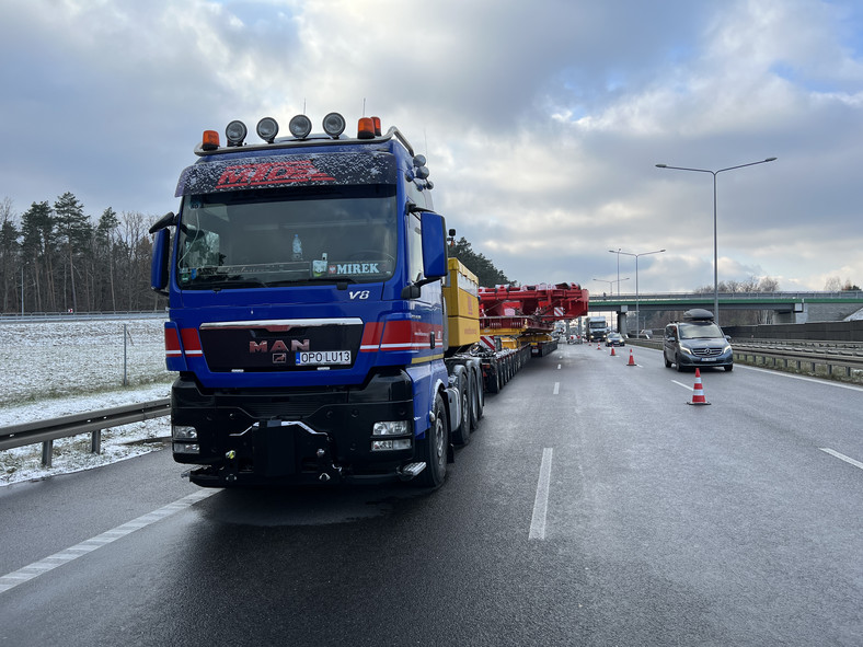 Transport gigantycznej maszyny czeka przed wjazdem do Warszawy na drodze ekspresowej S8 w pobliżu węzła Janki