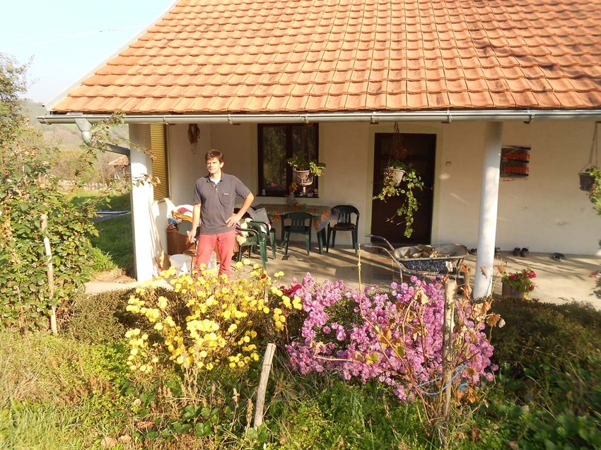 Ispred porodične kuće u Slatini