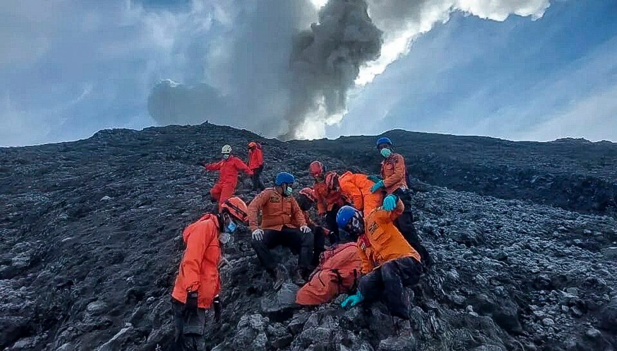Ratownicy znoszą ciała ze zbocza wulkanu Marapi w Indonezji