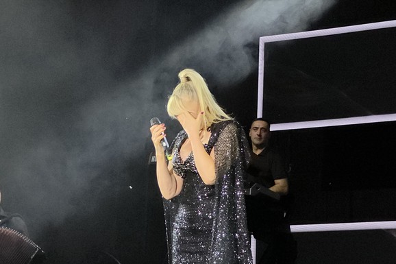 SUZANA JOVANOVIĆ PLAČE NASRED BINE, RUKOM POKRILA LICE Pevačicu slomile emocije na koncertu u Beogradu: Znala je da bi Saša Popović večeras bio najponosniji (Video)