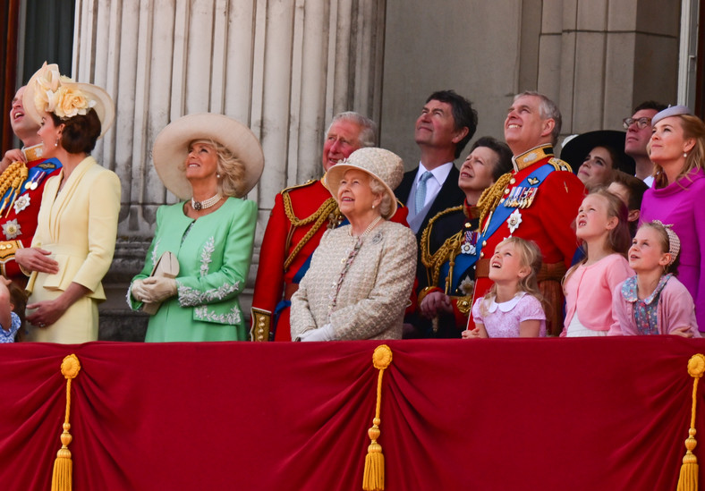 Elżbieta II z rodziną na balkonie Pałacu Buckingham