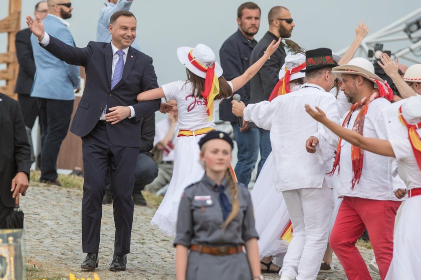 Śmieją się z Dudy, a Komorowski też tańcował