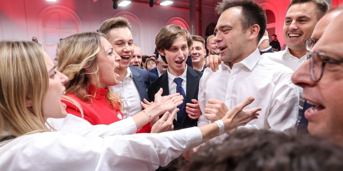 Andrzej Domański (w białej koszuli) w sztabie Koalicji Obywatelskiej