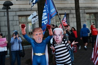 Starcia podczas marszu sympatyków Trumpa w Waszyngtonie. "Zatrzymać oszustwo"