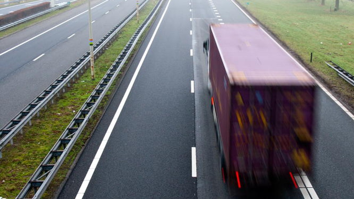 Sąd Apelacyjny w Poznaniu odrzucił wniosek wielkopolskiej gminy Swarzędz, która chciała, by Sąd Najwyższy ustalił, jak powinna odbywać się zmiana statusu drogi krajowej. Przez gminę przebiega droga nr 5, która po wybudowaniu nowej straciła status drogi krajowej.